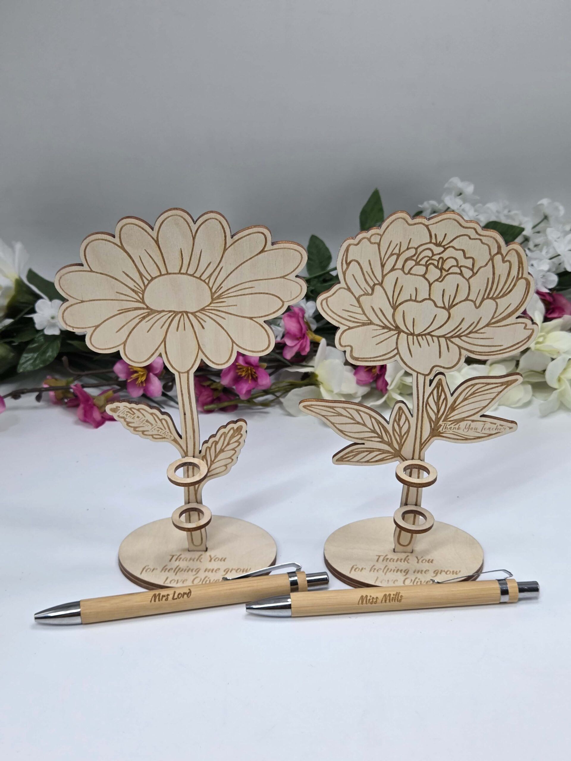 Drewniany stojak kwiatek z personalizacją + długopis dla nauczyciela